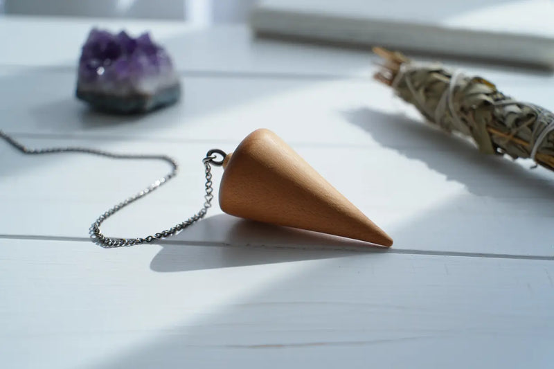 Comment utiliser un pendule divinatoire : guide débutant